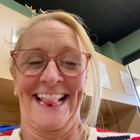 Meet your Posher, Lisa - Picture 2 of 2